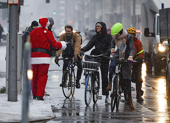 Mit einer bundesweiten Aktion am Nikolaus-Tag bedankt sich der ADFC bei allen, die auch im Winter mit dem Rad fahren, wie hier im frisch verschneiten Berlin.  