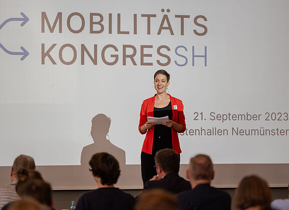 Moderatorin Jana Münkel eröffnet den Mobilitätskongress des ADFC Schleswig-Holsteins.