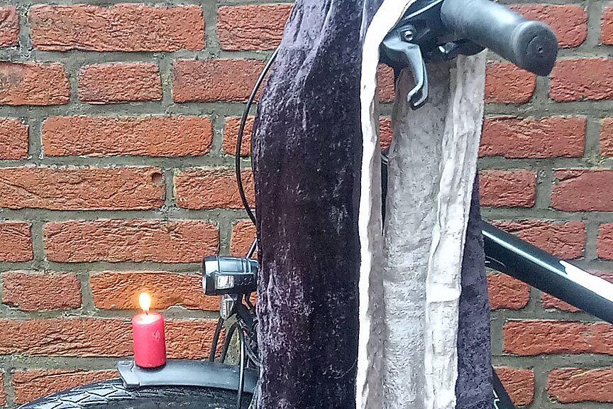 Brennende Kerze auf Schutzblech Brennende Kerze auf Schutzblech