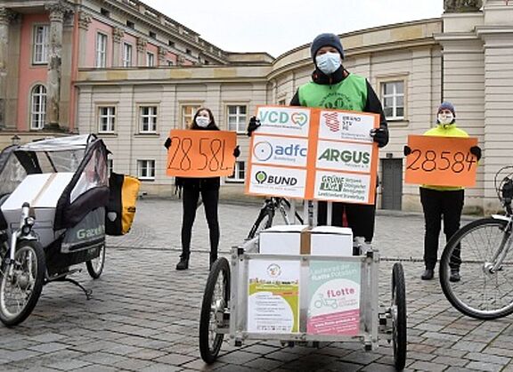 Volksinitiative „Verkehrswende Brandenburg jetzt!“ übergibt mit Fahrrad-Corso 28.584 Unterschriften an den Landtag.