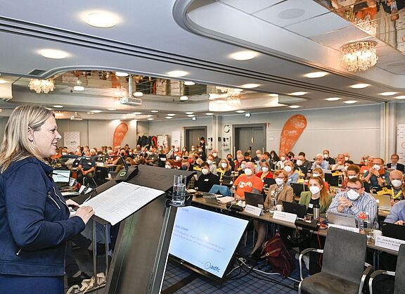 Bremens Verkehrssenatorin Dr. Maike Schaefer auf dem Podium bei der ADFC-BHV 2022.
