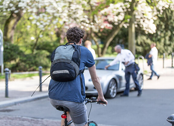 Radfahrer von hinten fotografiert