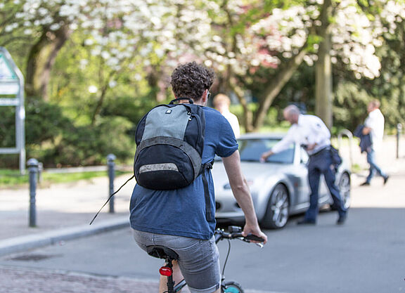 Radfahrer von hinten fotografiert