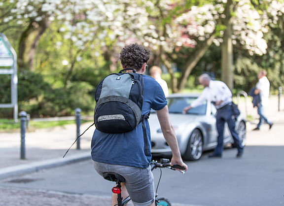 Radfahrer von hinten fotografiert