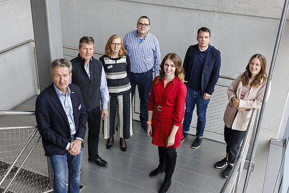 Gruppenbild des ADFC-Bundesvorstands auf einem Treppenabsatz, von oben fotografiert