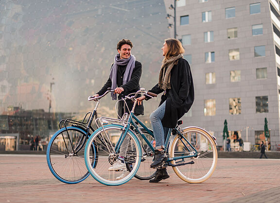 Zwei Personen auf Fahrrädern vom Anbieter Swapfiets