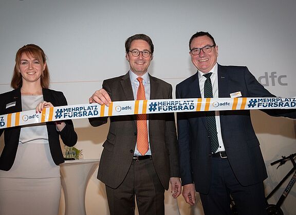 Bundesverkehrsminister Scheuer (m.) eröffnete das Symposium #MehrPlatzFürsRad zum 40-jährigen Bestehen des ADFC. Mit im Bild: Rebecca Peters, stv. ADFC-Bundesvorsitzende (l.) und Ulrich Syberg, ADFC-Bundesvorsitzender.
