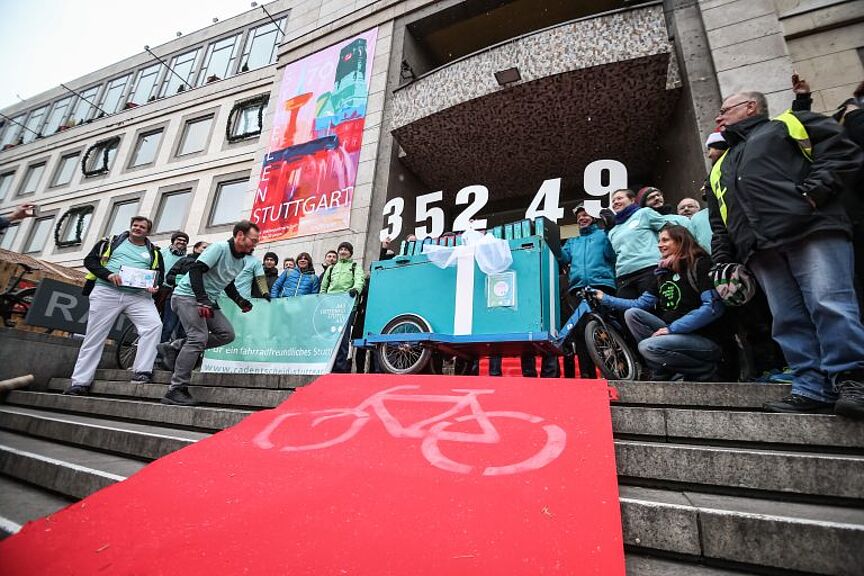 Radentscheid Stuttgart übergibt Unterschriftensammlung.