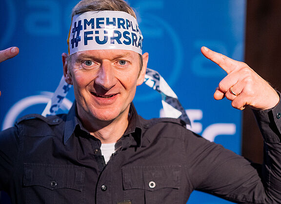 Michael Kessler mit ADFC-Kampagnen-Flasserband als Stirnband