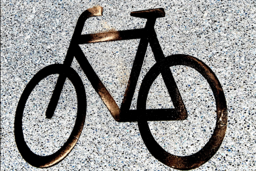 Trauer-Fahrrad Ein schwarzes Fahrrad-Piktogramm auf Asphalt.