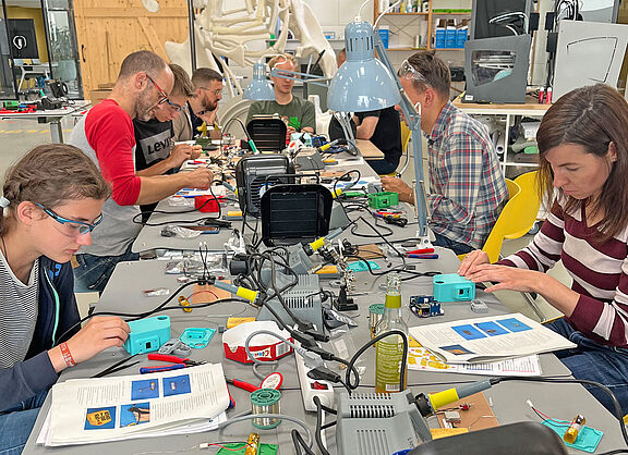 Workshop-Teilnehmende basteln unter Anleitung einen OpenBikeSensor zur Messung des Überholabstands zwischen Auto und Fahrrad.