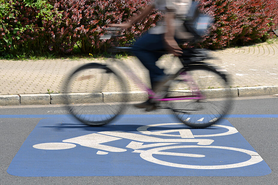 Gute Radinfrastruktur - eRadschnellweg in Göttingen Radschnellwegzeichen auf Asphalt mit Fahrrad