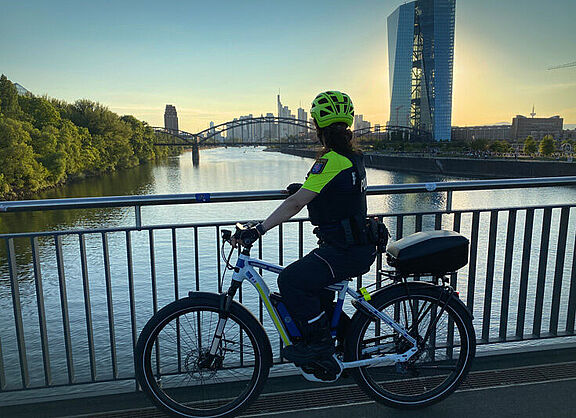 In Frankfurt am Main sind seit Februar 2020 Fahrradpolizist*innen unterwegs. 