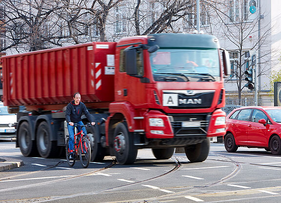 Radfahrer und Lkw in Dresden