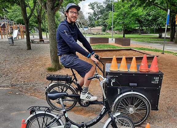 Ein Mann auf einem Lastenrad.