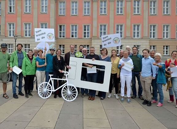 Die Volksinitiative „Verkehrswende Brandenburg jetzt!“ beim Kampagnenstart vor dem Landtag in Potsdam. 