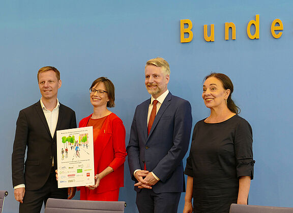 Auf der Bundespressekonferenz vom 28. Juni 2022 (v.l.n.r.): DNR-Präsident Prof. Dr. Kai Niebert, ADFC-Bundesgeschäftsführerin Ann-Kathrin Schneider, Rechtsanwalt Dr. Roman Ringwald, VZBV-Teamleiterin Marion Jungbluth. 