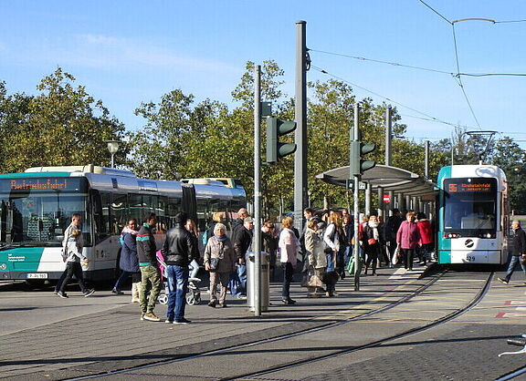 Eine Haltestelle für Bus und Bahn in Potsdam.