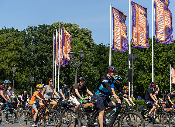 50.000 setzten bei der ADFC-Sternfahrt ein Zeichen für die „Radvolution“ und forderten mehr Recht fürs Rad