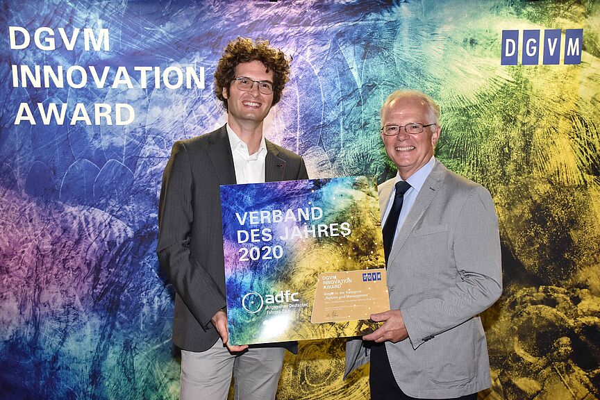 Raphael Kießling und Mario Junglas nahmen den Preis Verband des Jahres entgegen. Raphael Kießling und Mario Junglas nahmen den Preis Verband des Jahres entgegen.