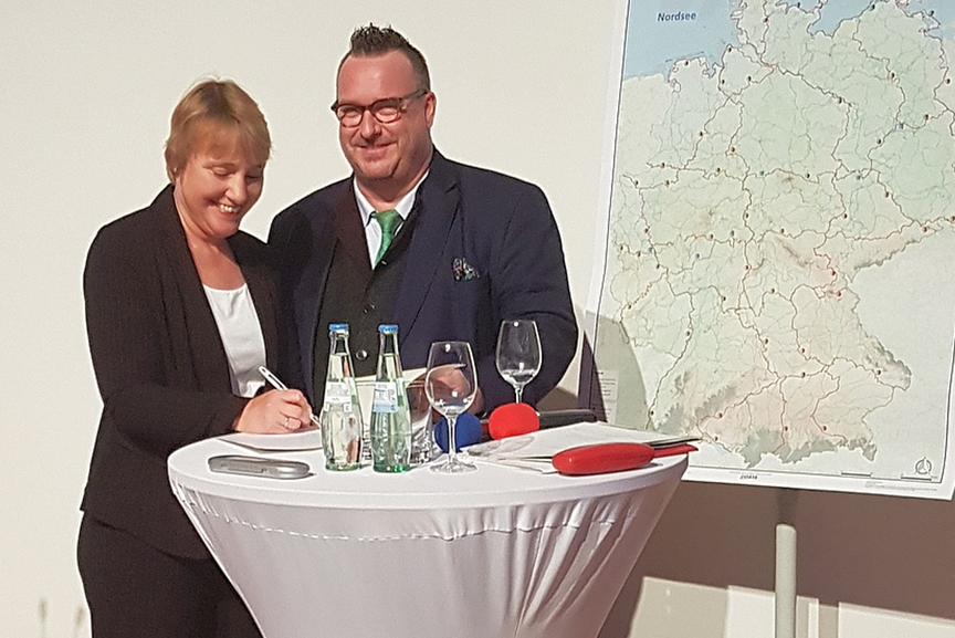 Kooperationsvereinbarung Radroutenplaner Radroutenplaner Deutschland: Verkehrsstaatssekretär Rheinland-Pfalz Andy Becht und die Radverkehrsbeauftragte des Bundesverkehrsministeriums Karola Lambeck unterzeichnen die Kooperationsvereinbarung.