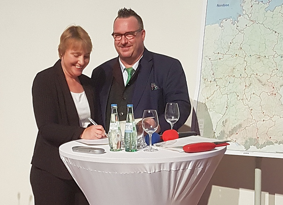 Radroutenplaner Deutschland: Verkehrsstaatssekretär Rheinland-Pfalz Andy Becht und die Radverkehrsbeauftragte des Bundesverkehrsministeriums Karola Lambeck unterzeichnen die Kooperationsvereinbarung.