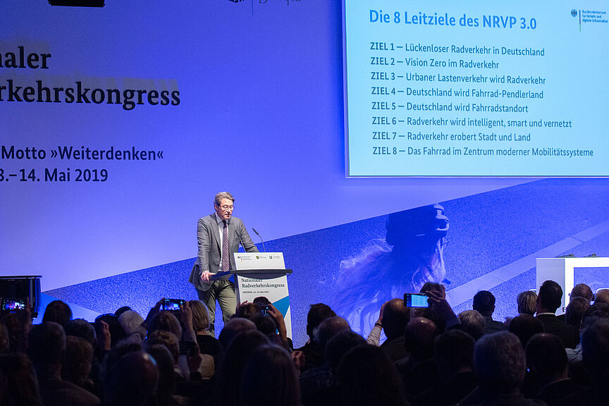 Bundesverkehrsminister Andreas Scheuer stellt acht Leitziele für den NRVP vor. Bundesverkehrsminister Andreas Scheuer stellt acht Leitziele für den NRVP vor.