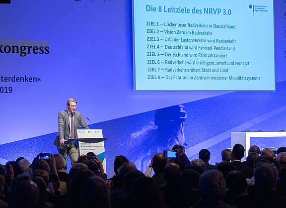 Bundesverkehrsminister Andreas Scheuer stellt acht Leitziele für den NRVP vor.