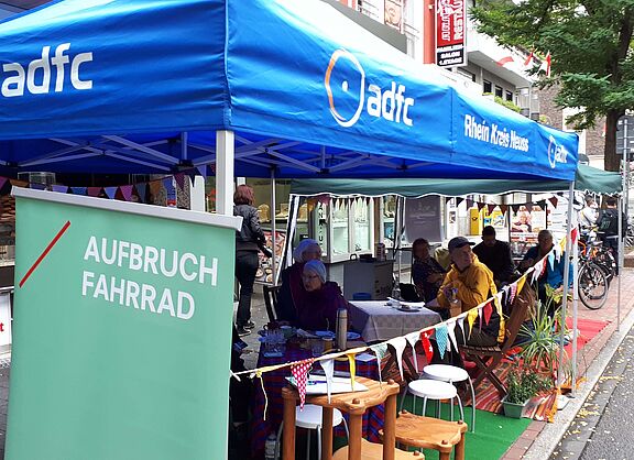 Der Stand des ADFC Neuss zum Park(ing) Day 2018.