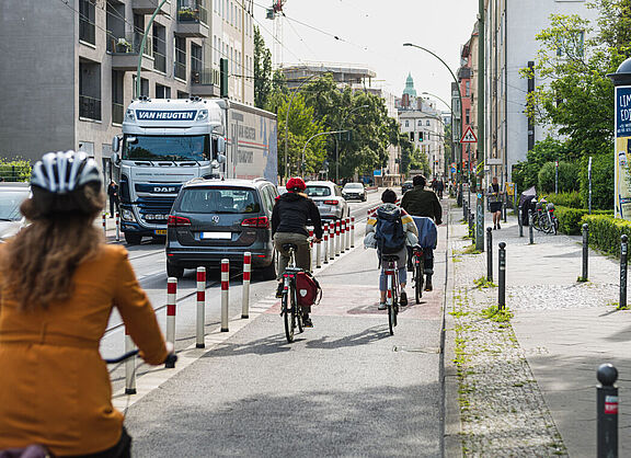 Radverkehr in der Invalidenstraße in Berlin.