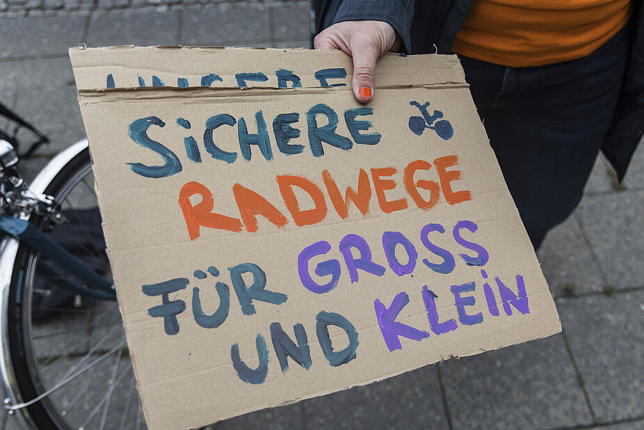 Demo-Schild bei der Kidical Mass: "Sichere Radwege für groß und klein" ADFC Kidical Mass | 24.September 2022