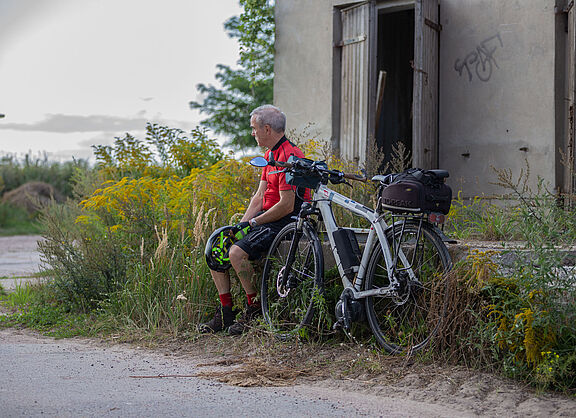 E-Bike-Fahrer auf dem Land