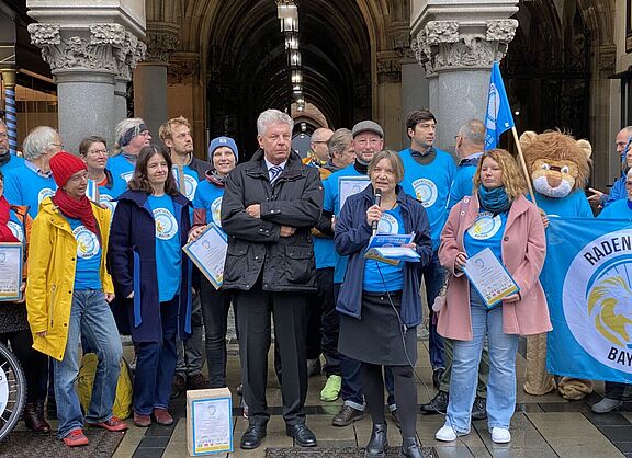 Oberbürgermeister Dieter Reiter nimmt symbolisch die in München gesammelten Unterschriftenbögen entgegen 