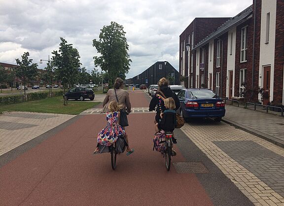 Zwei Frauen mit Kinder auf dem Rad auf einem breiten, separierte Radweg in den Niederlanden