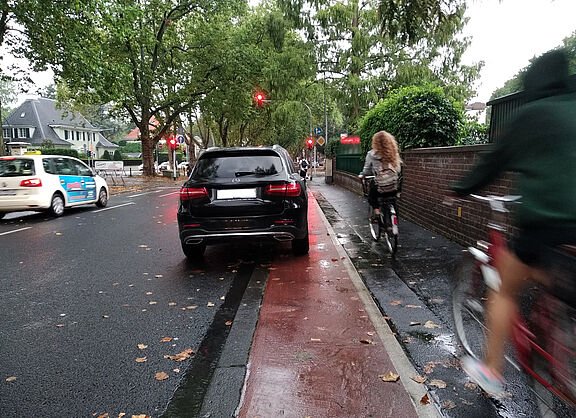 Foto von einem Auto parkend auf einem Radweg