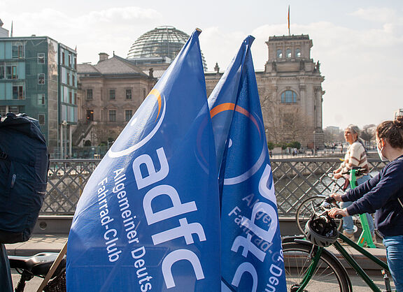 Der ADFC demonstrierte beim Globalen Klimastreik am 25.03.2022 für Klimaschutz und das Fahrradland. 
