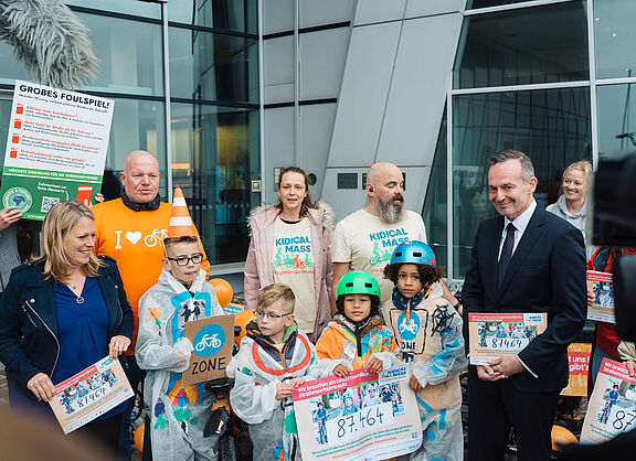 Petitionsübergabe für ein kinderfreundliches Straßenverkehrsgesetz an Bundesverkehrsminister Wissing 