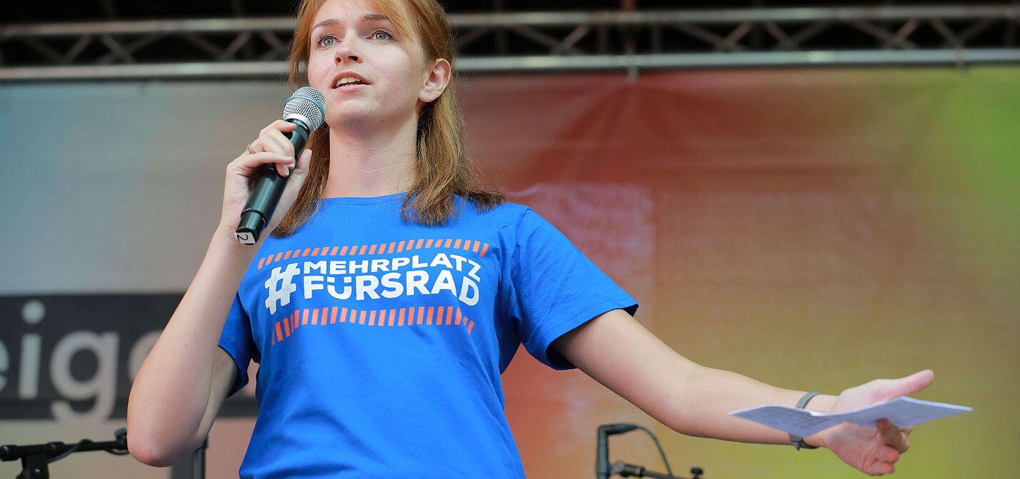 Rebecca Peters auf IAA-Demo Rebecca Peters mit Mikrofon auf Kundgebung zur IAA-Demo 2019