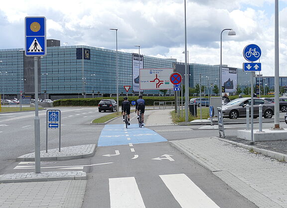 zwei Radfahrer am Flughafen Kopenhagen