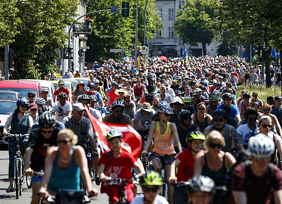 Die 90.000 Menschen auf der Fahrradsternfahrt des ADFC forderten #MehrPlatzFürsRad.