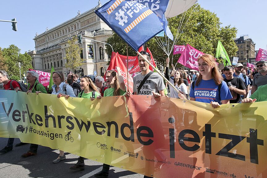 IAA-Demo am 14. September 2019 unter dem Motto Verkehrswende jetzt mit Rebecca Peters (blaues Shirt). IAA-Demo am 14. September 2019 unter dem Motto Verkehrswende jetzt mit Rebecca Peters (blaues Shirt).