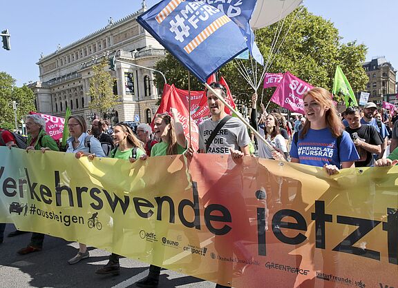IAA-Demo am 14. September 2019 unter dem Motto Verkehrswende jetzt mit Rebecca Peters (blaues Shirt).