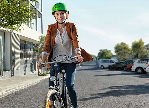 Frau auf Fahrrad, Themenbild zur Aktion „Mit dem Rad zur Arbeit“