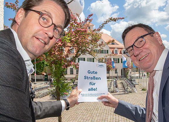 ADFC-Vorsitzender Ulrich Syberg übergibt Bundesminster Andreas Scheuer Gesetzesentwurf