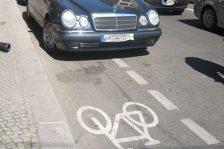 Pkw parkt auf Schutzstreifen. Pkw parkt auf Schutzstreifen.
