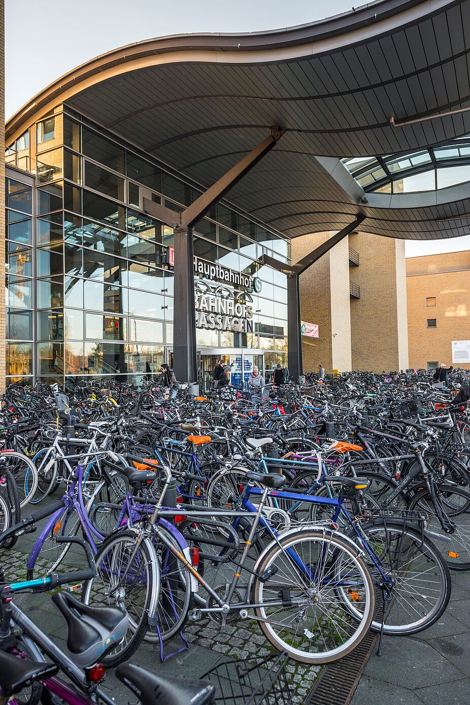 Themenfoto Fahrradparken Fahrradparkplätze an Bahnhöfen