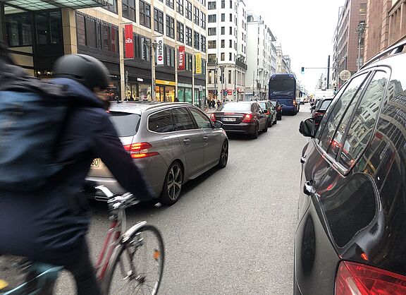 Radfahrer zwischen Autos