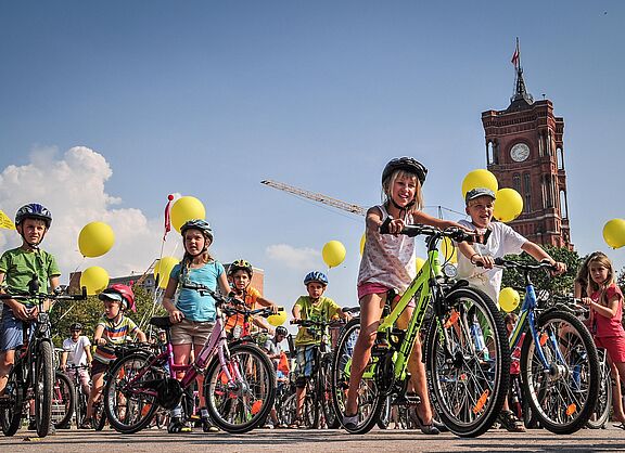 Kinder bei einer großen Fahrraddemo. Sie fordern fahrradfreundliche und sichere Städte