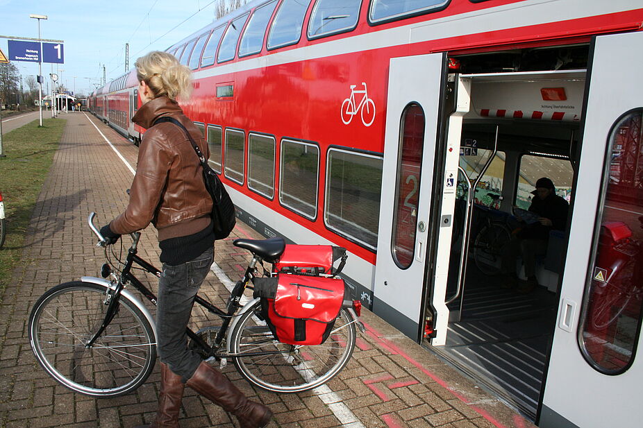 Fahrradmitnahme in der Bahn Frau mit Rad steigt aus Regionalzug