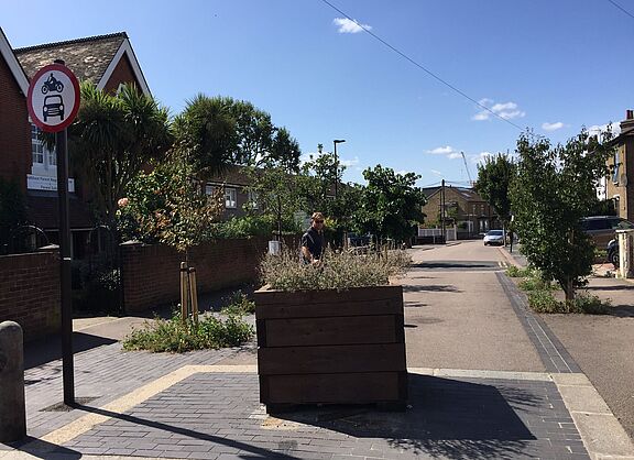 Durchgangsverkehr lässt sich wie hier in London auch durch Blumenkästen stoppen.